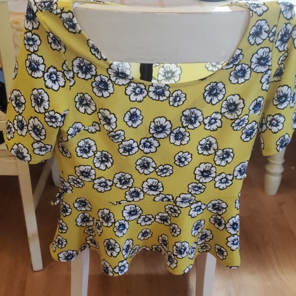 Tops - 💰free with 30$ purchase Yellow floral peplum top